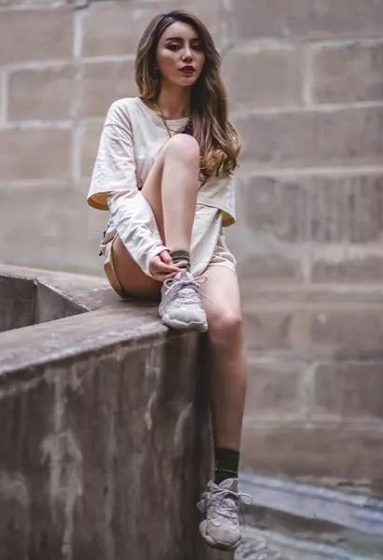 yeezy老爹鞋与AJ1如何穿搭好看 女生穿yeezy老爹鞋和AJ1哪个更好看 yeezy老爹鞋与AJ1如何穿搭好看 女生穿yeezy老爹鞋和AJ1哪个更好看